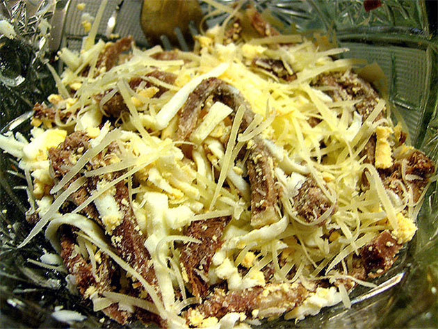 ЗАКУСКА ИЗ СЫРА, ЯЗЫКА И ЛУКА