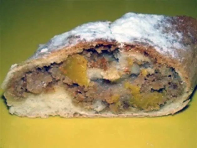 Бисквитный рулет с персиками