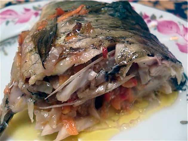 Караси, фаршированные луком