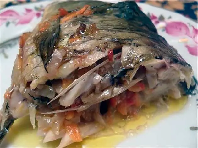 Carp stuffed with onions