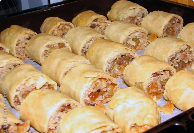 Рулет лимонный с изюмом и орехам