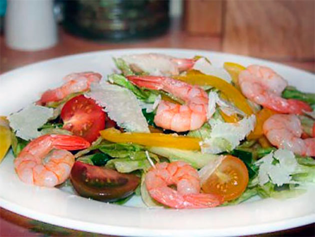 Салат с морепродуктами, моцареллой и болгарским перцем