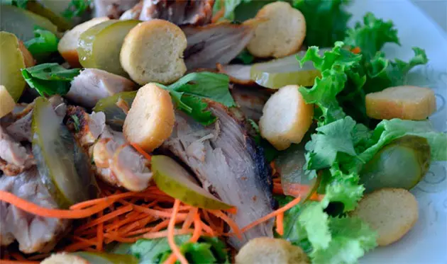 Salad with grilled veal and croutons