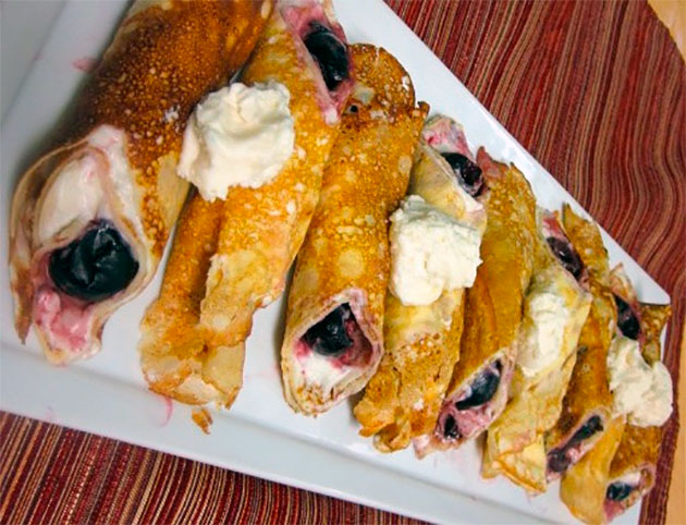 Блинчики с маскарпоне и вишнями
