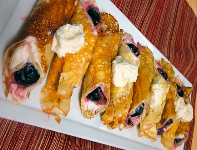Блинчики с маскарпоне и вишнями