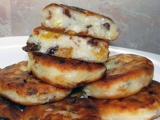 Сырник с изюмом