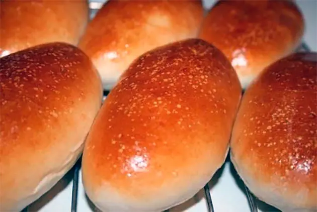 Pirozhki with potatoes and garlic