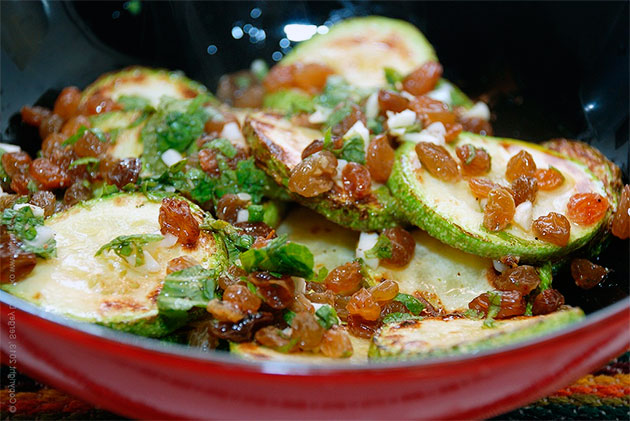 Жареные кабачки с изюмом и мятой