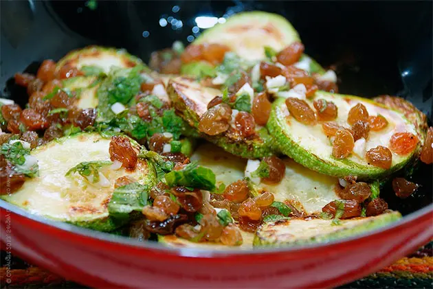 Жареные кабачки с изюмом и мятой