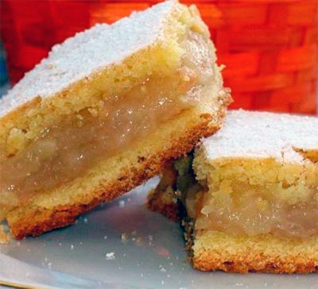 Яблочная шарлотка