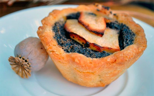 Корзинки с маком и яблоками