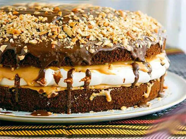 Шоколадное кухэ с безе и арахисом