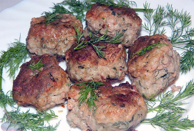 Мясные котлеты с овощами, сыром и зеленью