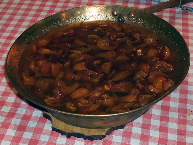 Pear jam with grapes