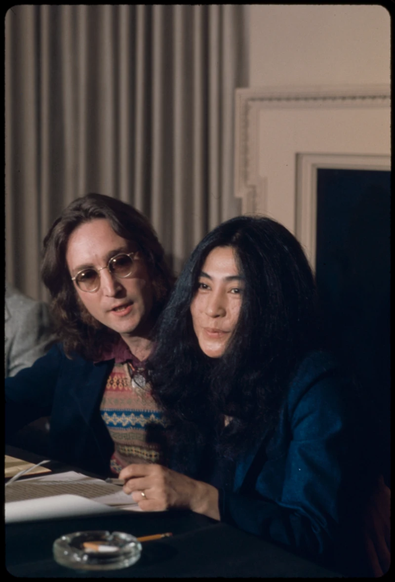John Lennon and Yoko Ono at the press conference dedicated to the idea of utopia