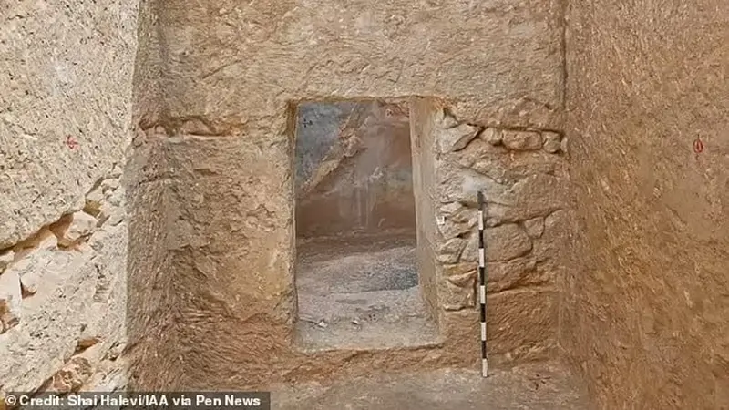 A Hetaera with a Mirror: A Tomb of a Courtesan from the Time of Alexander the Great Discovered in Israel