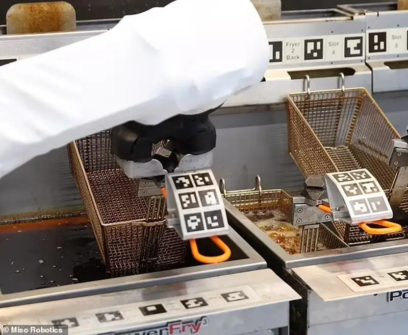 For the first time in the world: a restaurant in the USA has hired staff with AI.