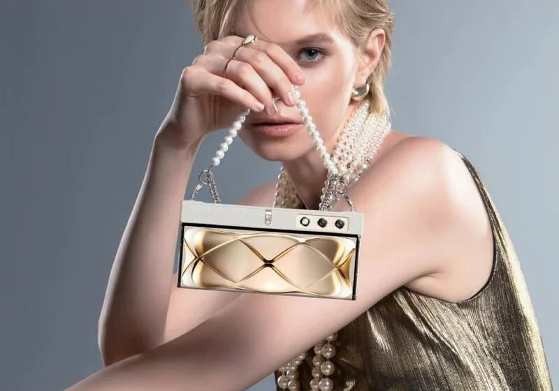 Inspiration from a handbag: a smartphone as a wallet