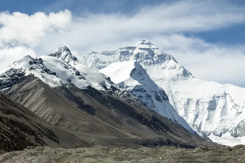 Why do airplanes avoid flying over Tibet?