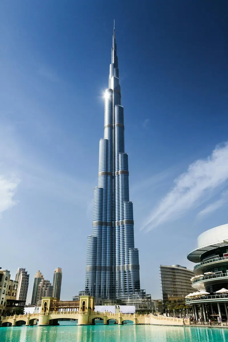 The world's new tallest building could be a one-kilometer tall skyscraper-battery.
