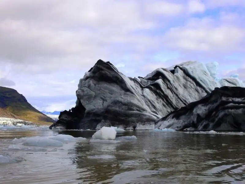 A black cube, as dark as soot: a rare iceberg has caught the attention of glaciologists.