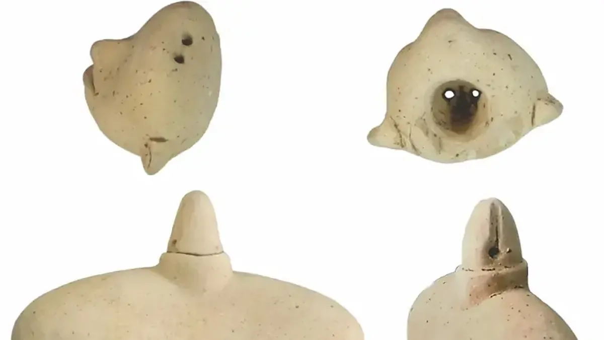 In El Salvador, ancient clay dolls that can be manipulated have been discovered at the top of a pyramid.