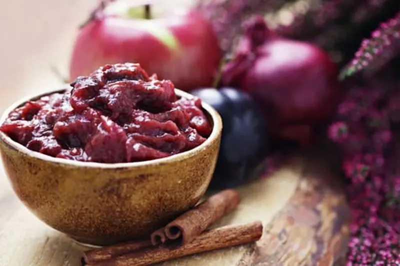 Chutney for duck: recipe for apple sauce with prunes.
