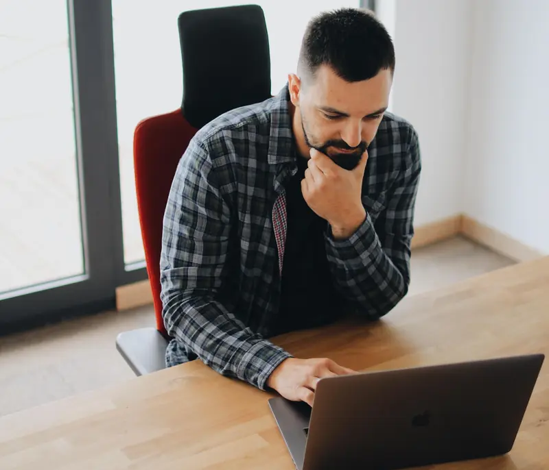 Four everyday positions that harm back health: expert advice.