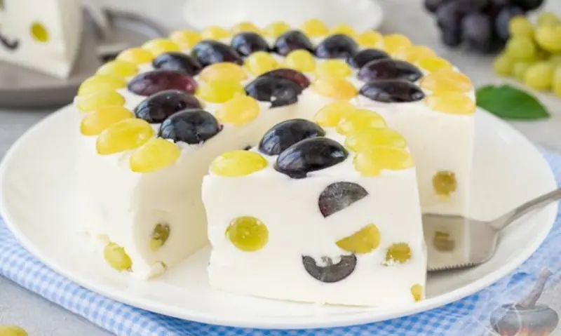 Delicate dessert: recipe for cream cheese mousse with grapes.