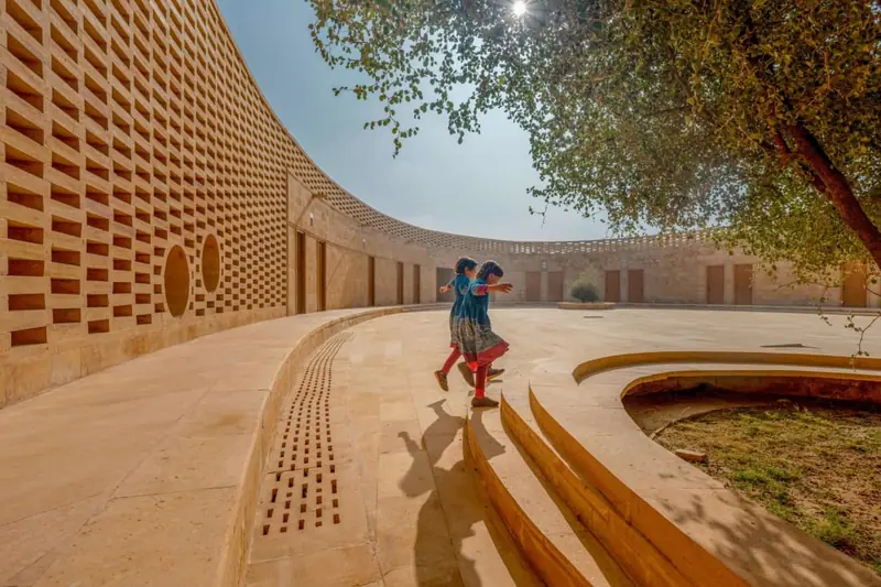 An oasis in the desert: a school has been built in India that defies the heat.