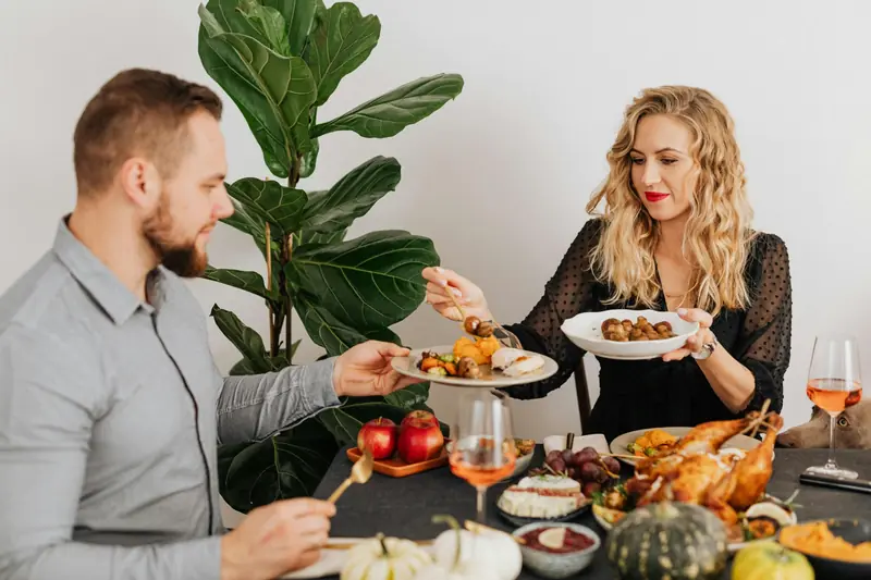 Some people should eat ten times a day, according to dietitians.