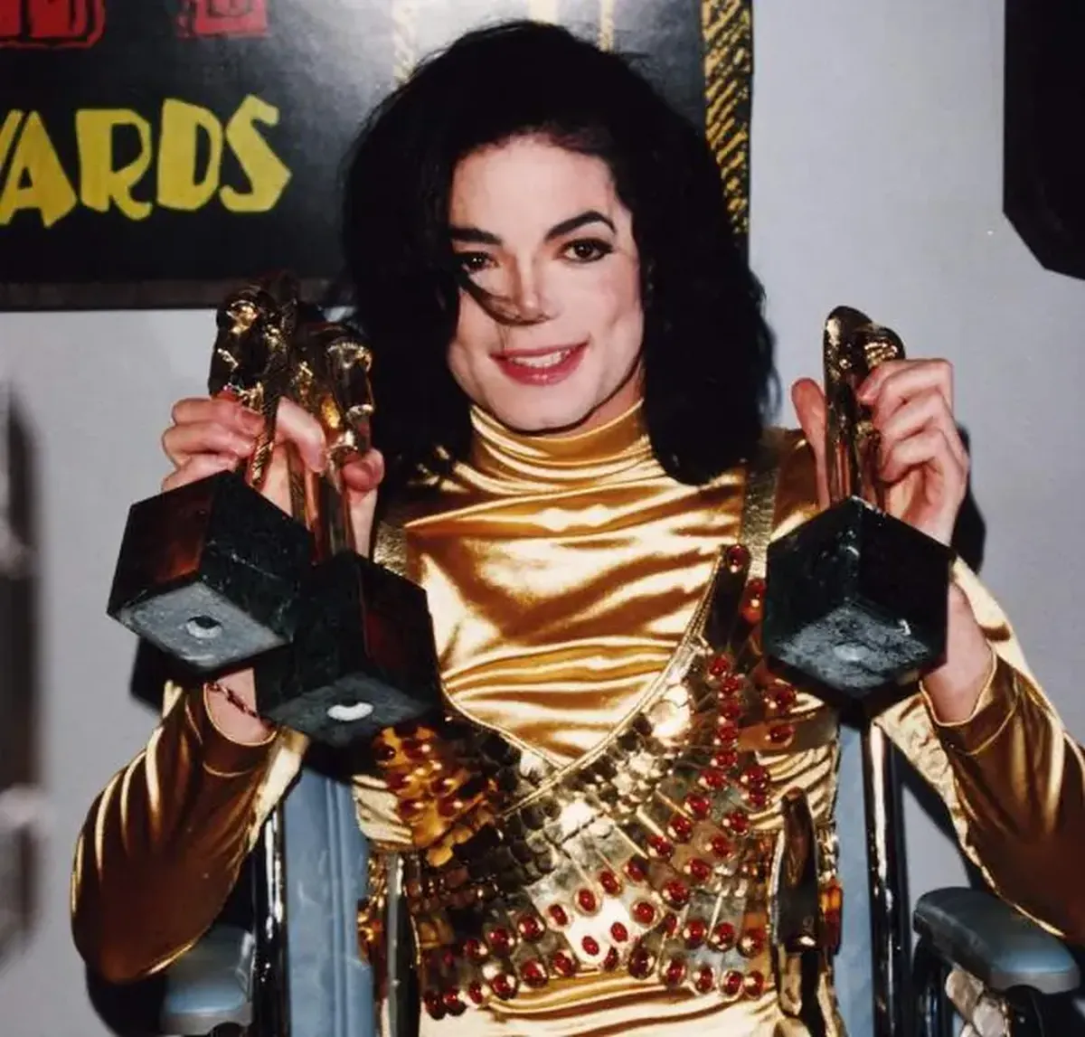 Michael Jackson: the King in a Mask