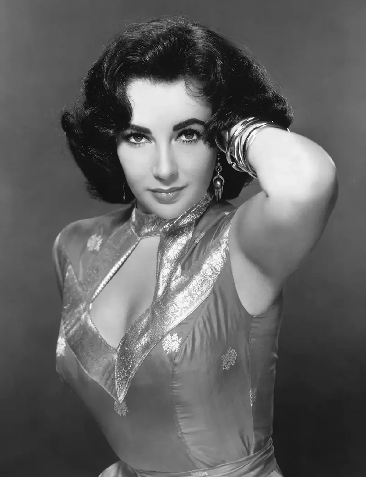 Elizabeth Taylor: Behind the Scenes of the Life of the