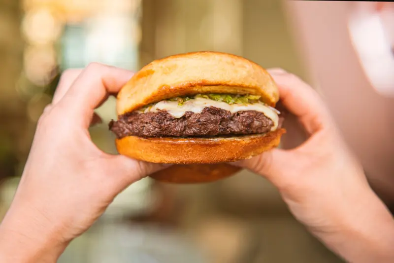 Daily consumption of hamburgers and pizza increases the risk of Alzheimer's disease.