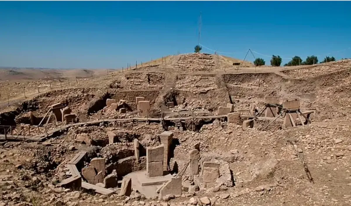 Why are modern women's handbags depicted on ancient monuments?