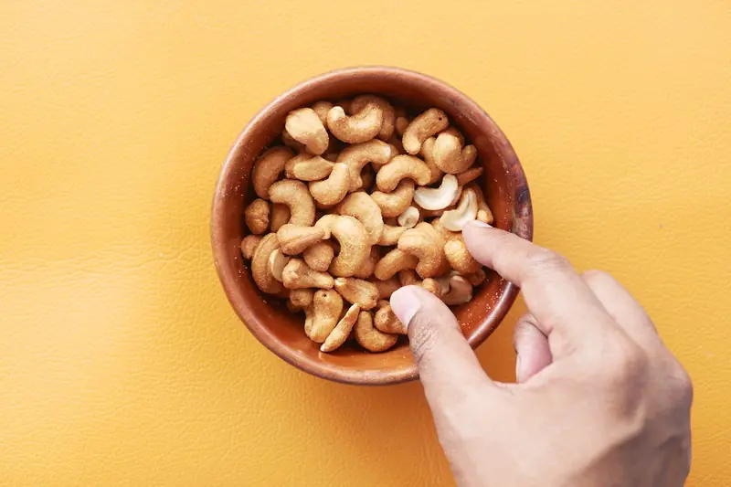 A daily handful of nuts effectively combats dementia.