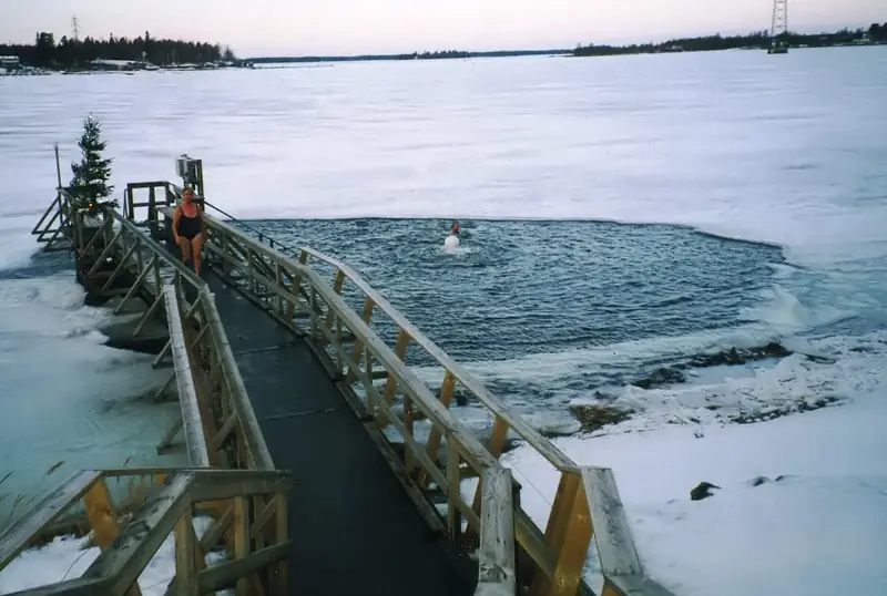 Don't dive into the water without knowing the depth: the benefits and restrictions of winter swimming.