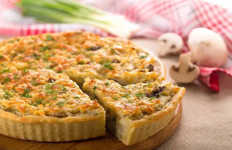Spring recipe: quiche with mushrooms and wild garlic.