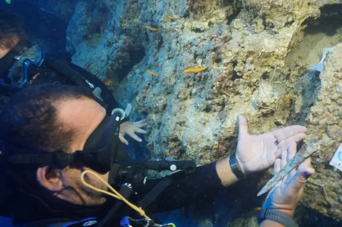 A unique dagger from a sunken ship has been discovered in Antalya: relics that are 3600 years old.