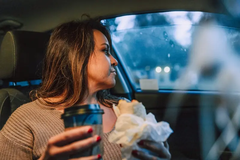 Doctors advise against eating in the car. The reason is quite unpleasant.