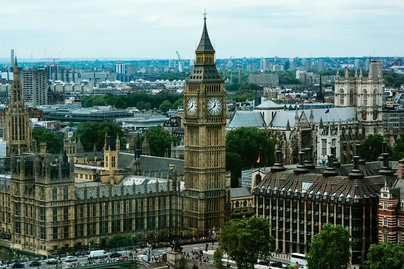 Under the offices of the City: an ancient Roman basilica has been uncovered in the center of London.