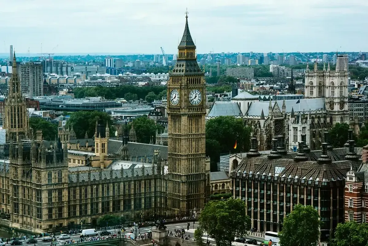 Under the offices of the City: an ancient Roman basilica has been uncovered in the center of London.