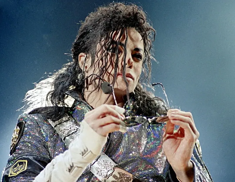 Michael Jackson: the King in a Mask