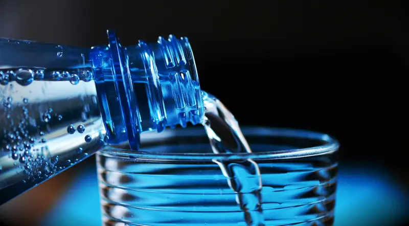 There are about 240,000 microplastics in a liter of bottled water: the figure is shocking.