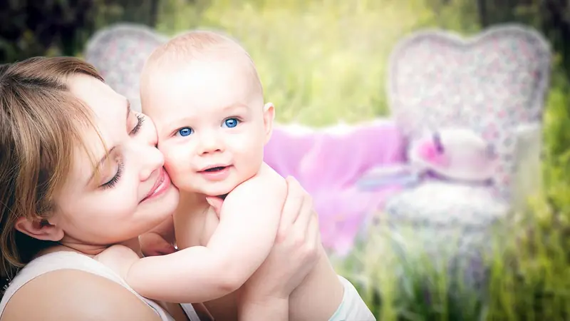 Don't kiss babies: it's very dangerous for them!