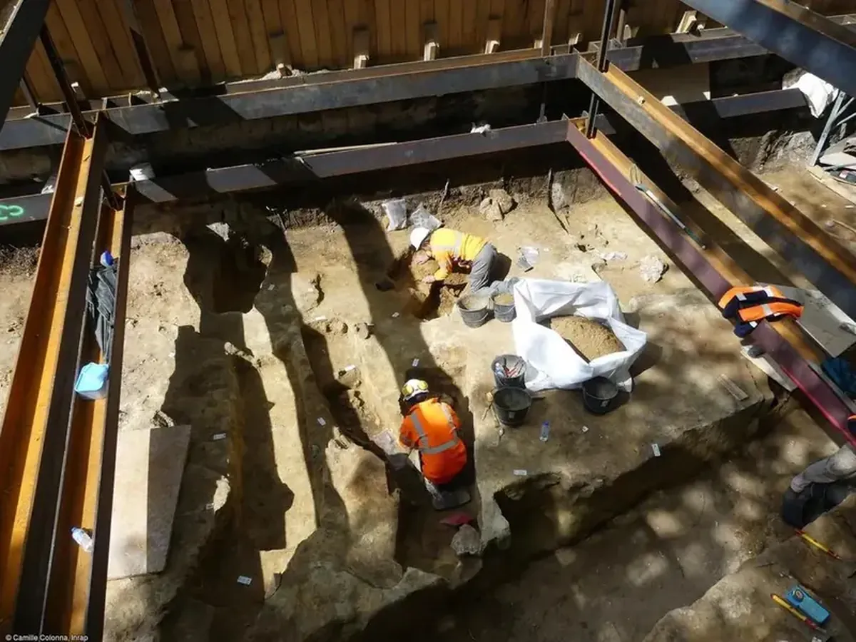 In the center of Paris, a Gallic necropolis dating back 2000 years has been uncovered.