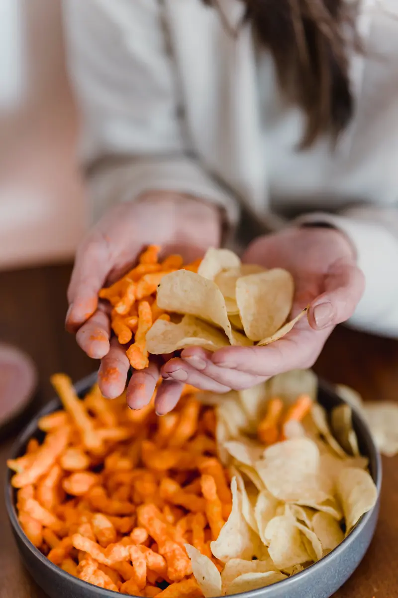 The color of the dish affects the taste of the food.