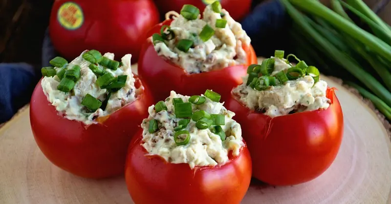 Stuffed tomatoes: chicken filling recipe