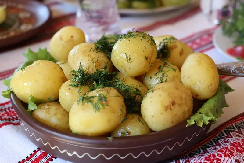 We eat carbohydrates: potatoes are healthier than rice and bread.