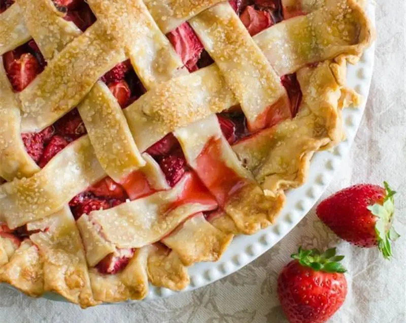 Strawberry season: recipe for an open pie